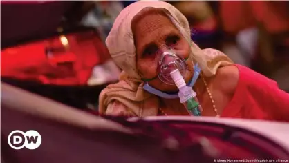  ??  ?? A dire shortage of medical oxygen has turned out to be a major challenge across the country