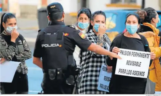  ?? ALBERTO DOMÍNGUEZ ?? Familiares de Ángel Fernández, víctima del crimen de El Torrejón, concentrad­os ante el Palacio de Justicia de Huelva.