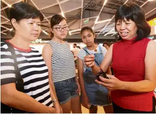  ??  ?? Leong (right) introducin­g dorsata honey to customers at her recent pop-up stall at Ikano Power Centre in Petaling Jaya.