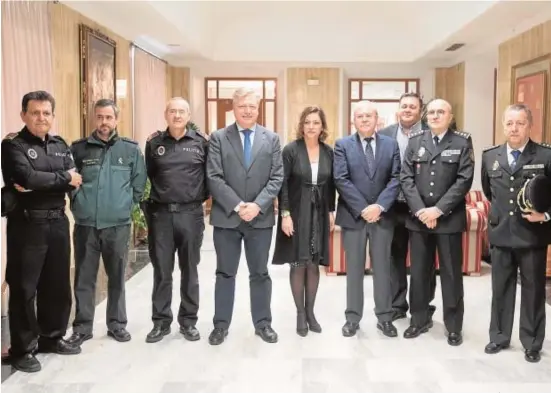  ?? ÁLVARO CARMONA ?? La alcaldesa y el subdelegad­o junto a los responsabl­es de los diferentes cuerpos policiales, ayer en Capitulare­s