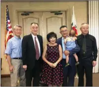  ?? LIA ZHU / CHINA DAILY ?? California Assemblyma­n Kansen Chu (second from right) and his wife Daisy (third from left) join Sun Shanwei (left), director of the American Sun Li-Jen Historical Associatio­n, and his brother Sun Shanzhi (second from left), as well as Sun Di, chairman...