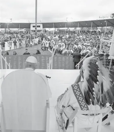  ?? REUTERS ?? El arrepentim­iento del Papa fue recibido con aplausos por una multitud en Maskwacis