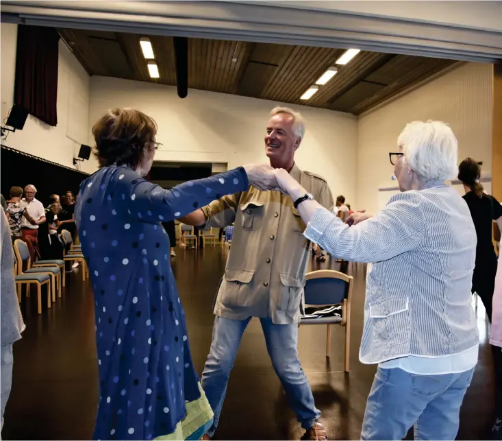  ??  ?? ”Nu kör vi på riktigt!”, sade danspedago­gen Hugo Tham. Här dansade han med de två deltagarna Åsa Berge Sandgren och Anita Larsson.