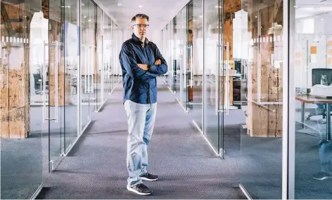  ?? FOTO: LAIF ?? Der Start-up-Investor Frank Thelen in seinem Bonner Büro. Viele Räume sind hier aktuell noch nicht besetzt – so soll Platz für weiteres Wachstum bleiben.