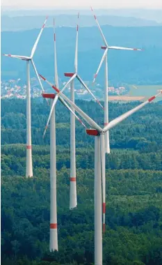  ?? Foto: Ulrich Wagner ?? Dicht an dicht stehen die Windräder bei Jettingen‰scheppach. Würden sie heute noch ge‰ nehmigt? Die Debatte um die Windkraft hat eine Wendung erfahren.