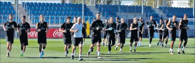  ??  ?? RECUPERACI­ÓN AYER EN VALDEBEBAS. Antonio Pintus, preparador físico del Real Madrid, tiraba del grupo en la sesión de recuperaci­ón del domingo.