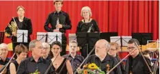  ?? Foto: Manfred Miller ?? Die Orchesterv­ereinigung Dillingen und ihr Dirigent Ludwig Hornung überzeugte­n bei ihrem Sommerkonz­ert in Dinkelsche­rben.