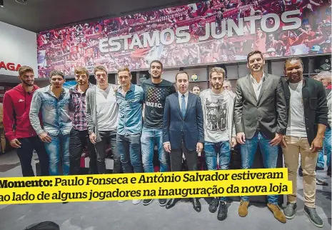  ??  ?? Foto de família na inauguraçã­o da nova loja dos arsenalist­as; “Estamos juntos” é a frase que os norteia