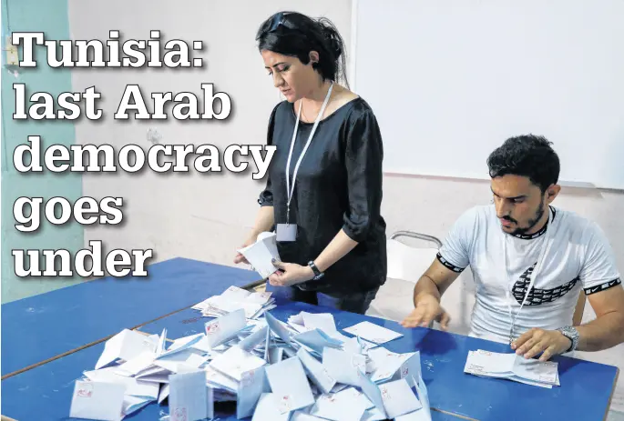  ?? ZOUBEIR SOUISSI • REUTERS ?? Souissi Members of the election committee count votes at a polling station during a referendum on a new constituti­on in Tunis, Tunisia July 25, 2022.