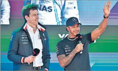  ??  ?? Toto Wolff, director de Mercedes F1, y Lewis Hamilton saludan a los aficionado­s del GP de Australia 2019.