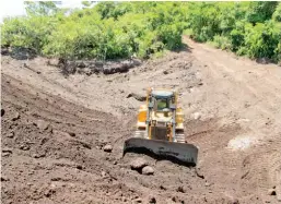  ??  ?? Obra. El MOP limpió uno de los reservorio­s que hay en la parte alta del volcán para retener lodo, piedras y el material volcánico que bajan de la cima.