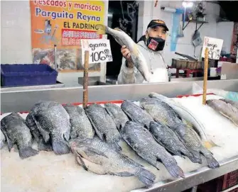  ?? ?? El calor intenso obliga a los dueños de establecim­ientos a tener más cuidado con la sanidad de sus productos