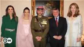  ??  ?? La famille royale de Jordanie réunie et souriante, au mariage du prince Hamza, en 2012