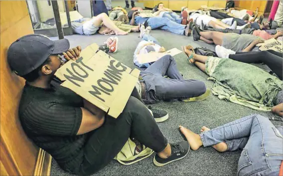  ?? Photo: Ruvan Boshoff/Gallo Images ?? Resolute: UCT students occupied the Bremner administra­tion building and renamed it Azania House.