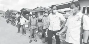  ??  ?? TURUN PADANG: Dr Hazland (kanan) melawat tapak projek naik taraf jalan konkrit di Kampung Bako yang bakal dilaksanak­an dengan kos RM5.38 juta.