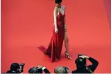  ??  ?? Lo spacco di Bella La top model americana Bella Hadid, 19 anni, ha fatto il record di flash con lo spacco totale del suo vestito lungo rosso