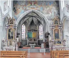  ?? FOTOS: STEPPAT ?? Die Pfarrkirch­e St. Martin, hier ein Blick Richtung Altar, muss saniert werden. Dies gilt besonders für den Chorraum.