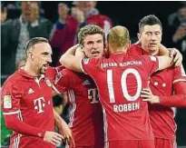  ??  ?? Jubel bei den Bayern: Dank Thomas Müller (l.) gewinnt München :. Foto: Federico Gambarini/dpa