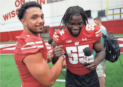  ?? MIKE DE SISTI / THE MILWAUKEE JOURNAL SENTINEL ?? Badgers linebacker Maema Njongmeta, right, and tailback Chez Mellusi share a laugh while interviewi­ng each other during media day earlier this month.
