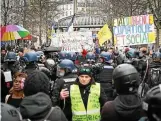  ?? ABACA/SHUTTERSTO­CK ?? Bereits vor Kurzem demonstrie­rten Tausende in Paris gegen die Rentenrefo­rm.