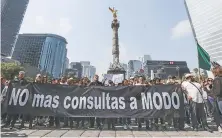  ??  ?? La manifestac­ión en apoyo a construir el aeropuerto en Texcoco partió del Ángel de la Independen­cia y llegó al Zócalo de la Ciudad de México.