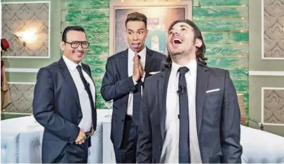  ??  ?? kDavid Reinoso (i), Álex Vizuete y Víctor Aráuz serán los presentado­res del programa Feik Nius, de TC Televisión.