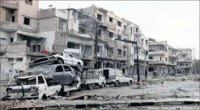  ?? PICTURE:REUTERS ?? MEAN STREET: Damaged cars are piled up to be used as cover from snipers in the Khaldiyeh area of Homs this week.