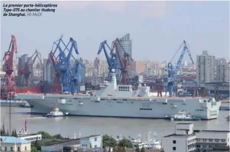  ??  ?? Le premier porte-hélicoptèr­es Type-075 au chantier Hudong de Shanghai. (© MOD)