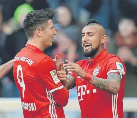  ?? FOTO: AP ?? Lewandowsk­i logró un ‘hat trick’ y Vidal marcó el primer gol del Bayern ayer