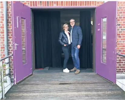  ?? FOTO: KRONEMEYER ?? Bettina und Thomas Breuker haben die Halle 9 gemietet. Sie wollen dort ihren Showroom für hochwertig­e Kindermode einrichten. Zunächst wird das gesamte Gebäude renoviert. Die lila Tür beispielsw­eise soll einen dezenten Grau-Anstrich bekommen.