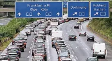  ?? RP-ARCHIVFOTO: MISERIUS ?? Bauarbeite­n – auf der A 3 wurden am Wochenende zwei Fahrspuren gesperrt. Die Folge waren lange Staus in Fahrtricht­ung Köln/Frankfurt.