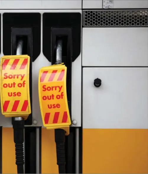  ?? ?? Står det til en raekke miljøorgan­isationer, skal olieselska­ber som Shell permanent afskaeres fra at måtte producere og saelge fossile braendsler. Foto: Henry Nichols/Reuters