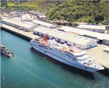  ??  ?? ► Crucero Hanseatic, de origen alemán, en su recalada en Puerto Montt.