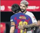  ?? FOTO: AP ?? Messi saluda a Ever Banega al final