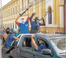  ??  ?? ► Grupos paramilita­res vigilan las calles de la ciudad de Masaya, tras la ofensiva sandinista.