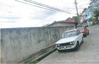  ?? FOTO: JOHNY MAGALLANES ?? El desgastado carro está impidiendo la libre circulació­n vehicular y es un peligro en la zona.