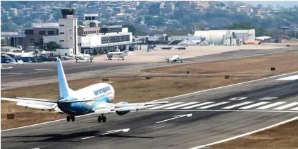  ??  ?? ESPERA. El cambio de semáforo en la ciudad y el permiso de la municipali­dad de Esmeraldas, son las dos condicione­s que espera la Aerolínea Aeroregion­al para operar en la ciudad.