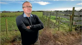  ?? PHOTO: MURRAY WILSON/FAIRFAX NZ ?? Dogwood Way cul-de-sac resident Rob Feasey fears a link across Clearview Park will create a dangerous thoroughfa­re.