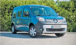  ??  ?? Der Kangoo Z.E. kommt mit dem großen Akku über 200 Kilometer weit, packt riesige Mengen Möbel, nur eine gnadenlose Schönheit ist er nicht. Macht aber nix. Wir lieben ihn trotzdem.