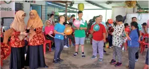  ??  ?? PELAJAR yang menyertai pertanding­an meniup belon.