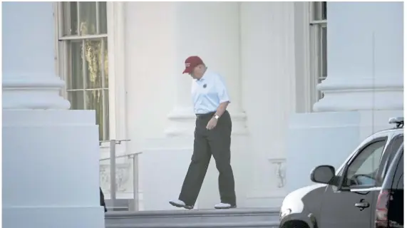  ?? AFP ?? De paseo, con gorra. El presidente norteameri­cano pasea por la Casa Blanca ayer después de otra ronda de twitter que generaron irritación.