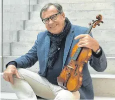  ??  ?? Industriel­ler und Hobbygeige­r Walter Fischli präsentier­t die Mycowood-Geige „Caspar Hauser II“– Pilzgeige bei einer Schallkörp­ermessung (re.).