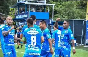  ?? JicARAl ?? Esteban Cano (izquierda), Wálter Chévez (8) y Kenny Cunningham, fueron figuras en el juego ante el Municipal Grecia.