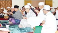 ??  ?? AMRI (tiga kanan) bersama umat Islam yang lain.