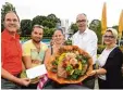  ?? Foto: Marcus Merk ?? Blumen für die 100000. Besucher der Gerfriedsw­elle Gersthofen (von links) Bernhard Schinzel (Stadtwerke), Ange los und Sara Kriventsis, Bürgermeis­ter Michael Wörle und Ottavia Brandl (Ver waltung).