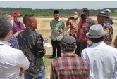  ?? EDI SUSILO/JAWA POS ?? INSPEKSI: Anggota Komisi D DPRD Jatim meninjau calon lahan tempat berdirinya TPA limbah B3 di kawasan Dawarbland­ong, Mojokerto.