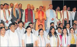  ?? SUBHANKAR CHAKRABORT­Y/HT PHOTO ?? Governor Ram Naik and chief minister Yogi Adityanath with the super specialist­s at the 22nd convocatio­n of the SGPGIMS.