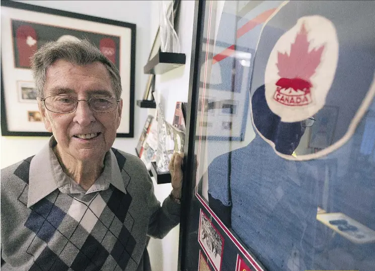  ?? DAVE ABEL/FILE ?? Murray Dowey, a member of the 1948 Olympic champion RCAF Flyers, shows off his team sweater in 2015.