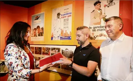  ?? (Photo Ph. Arnassan) ?? Nora Ferreira, la directrice du musée De-Funès, remet le scénario annoté du film Le Gendarme et les gendarmett­es aux responsabl­es du Musée de la gendarmeri­e de Melun, dans le cadre d’une exposition temporaire sur les gendarmes à l’écran.