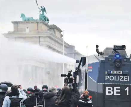  ??  ?? Die Polizei ging am Mittwoch in Berlin mit Wasserwerf­ern gegen »Querdenken«-Demonstran­ten vor.